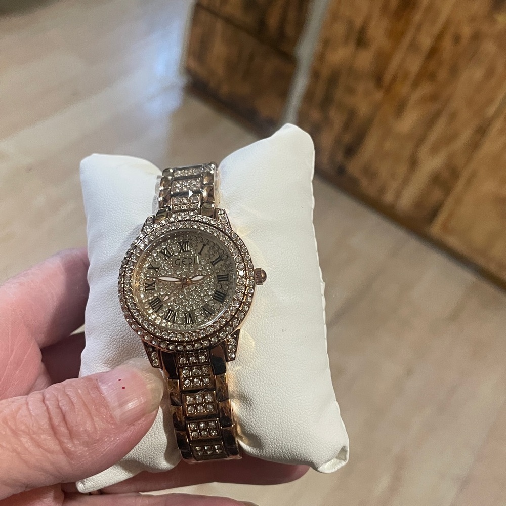 Gedi Luxurious women’s Gold and Silver Crystal-Embellished Watch - Picture 6 of 8